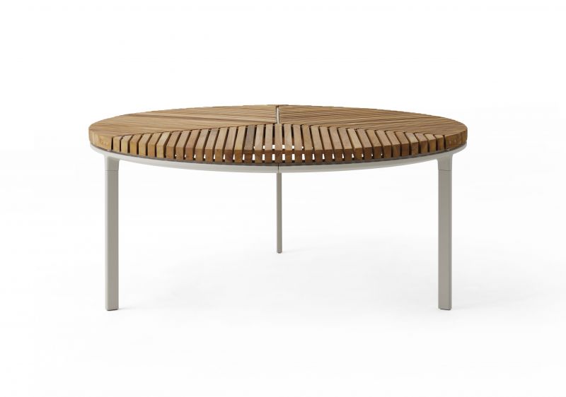 Runder Vipp Outdoor Kaffeetisch Ø90 mit Holzlatten und grauem Metallgestell auf weißem Hintergrund.
